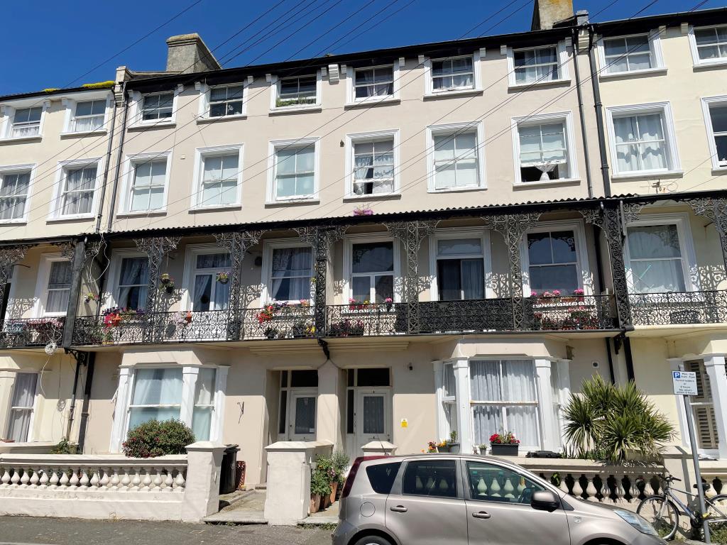 Lot: 156 - SUBSTANTIAL HMO PRODUCING APPROXIMATELY £127,000 PER ANNUM - 